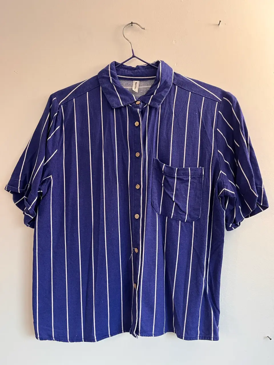 Blusa azul con líneas blancas - miniatura 3