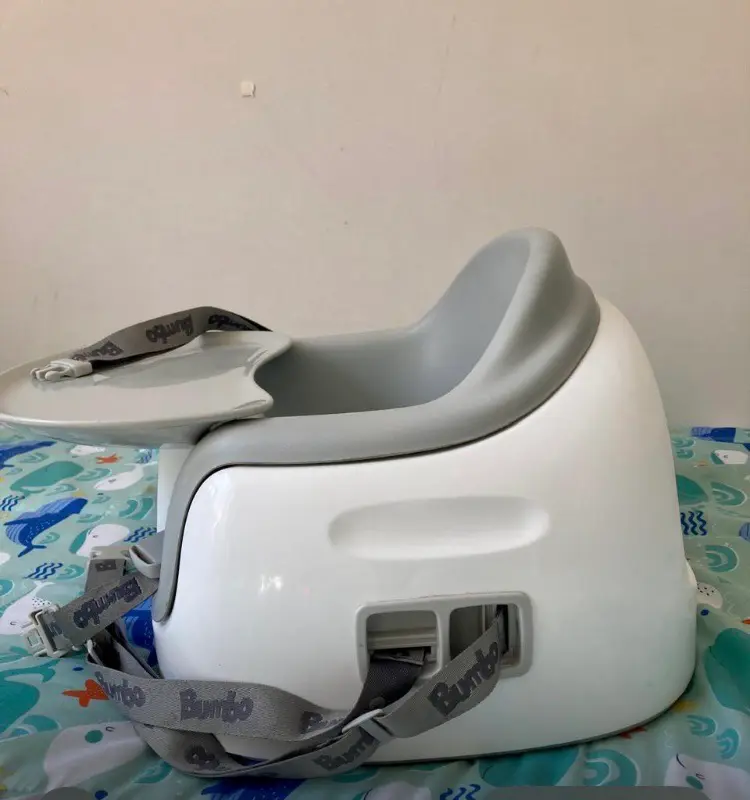 Asiento infantil gris Bumbo - miniatura 3