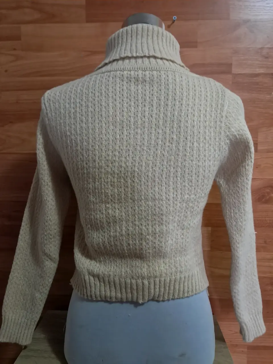 Suéter beige cuello alto - miniatura 2