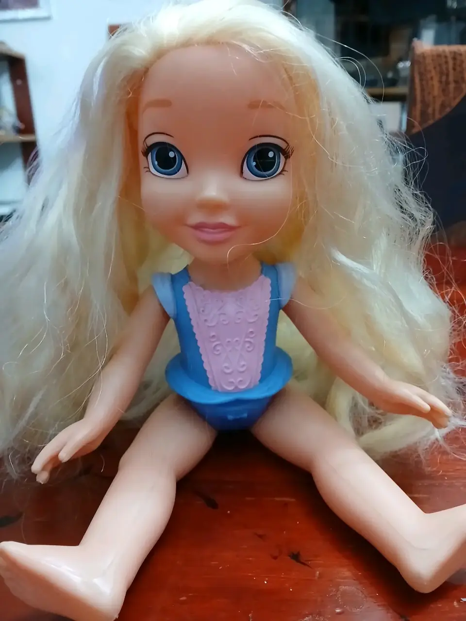 Muñeca rubia con vestido azul