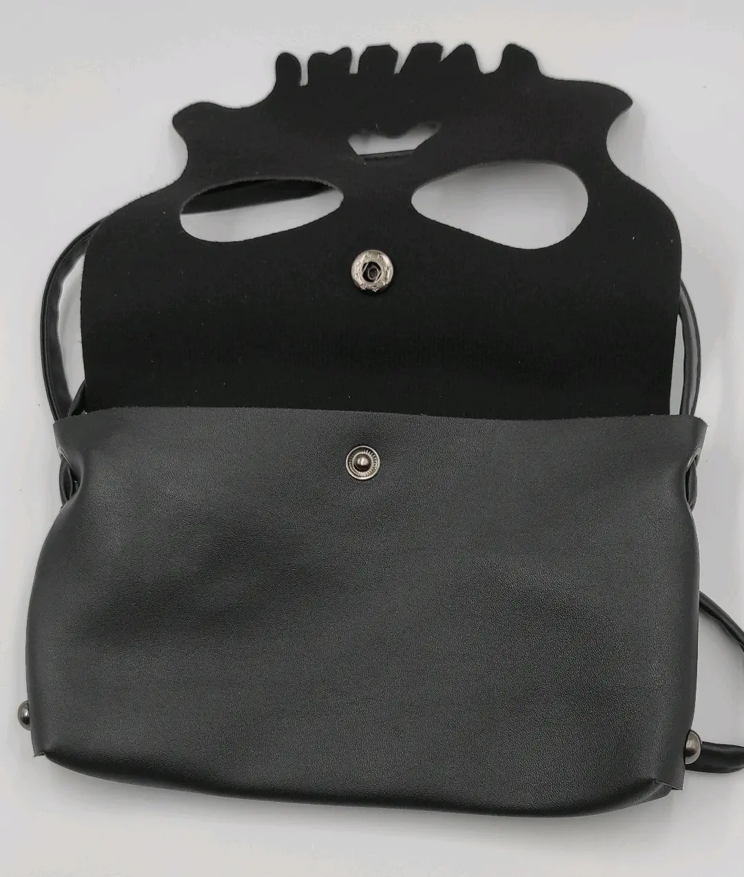 Cartera negra con diseño de calavera punk rock - miniatura 4