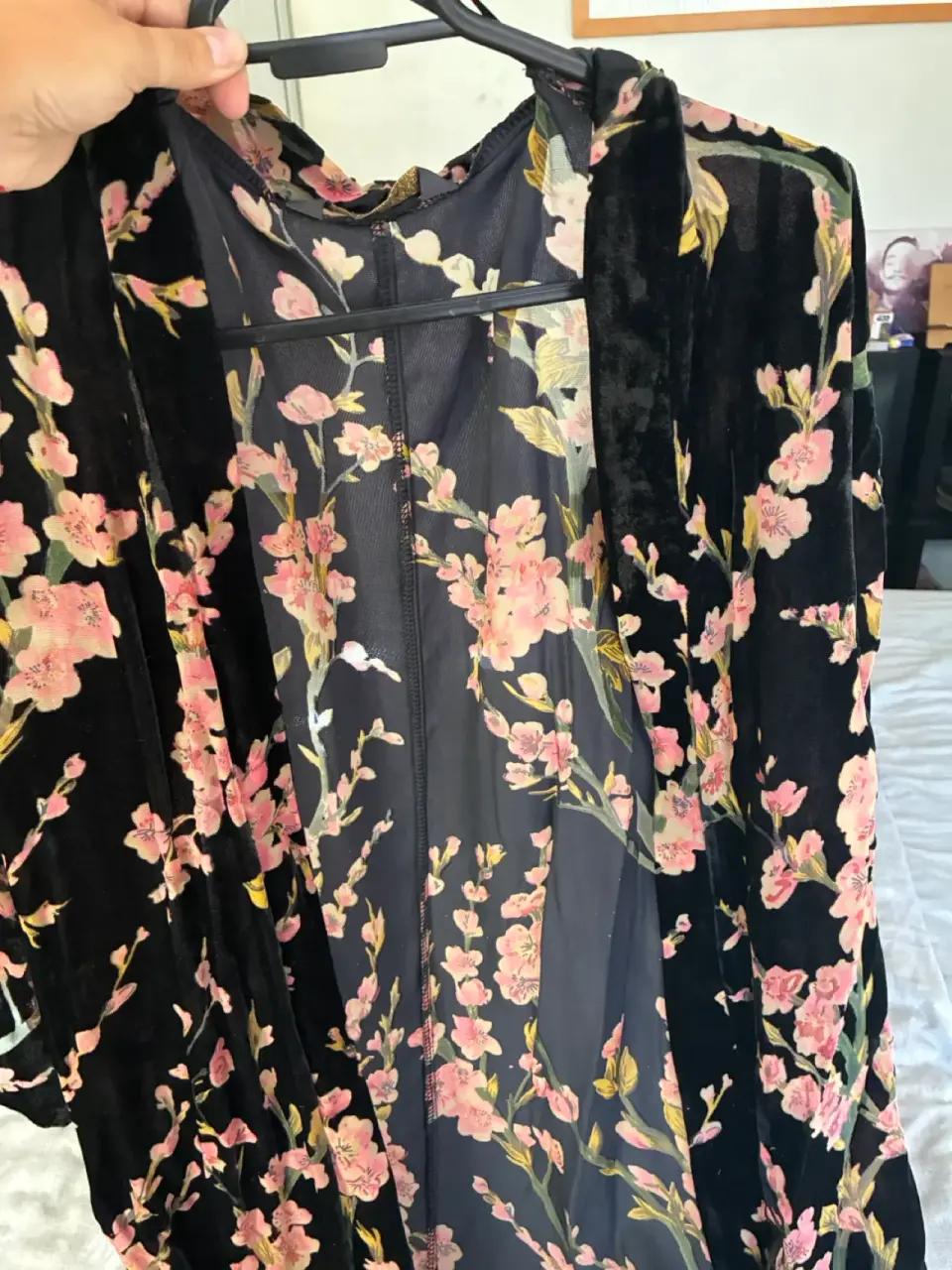 Kimono negro con flores - miniatura 3