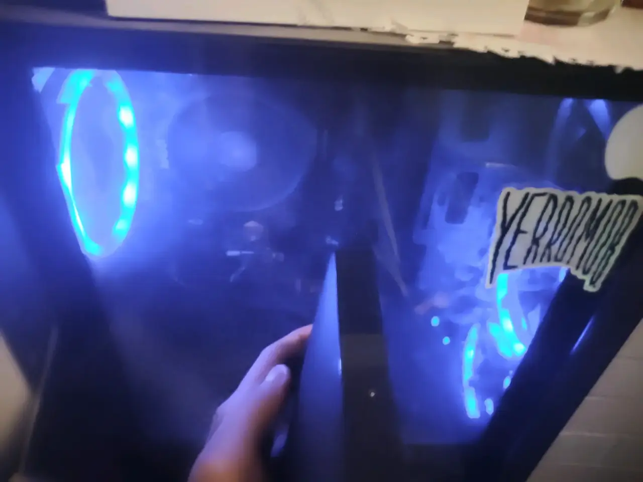 PC gamer con luces LED - miniatura 1