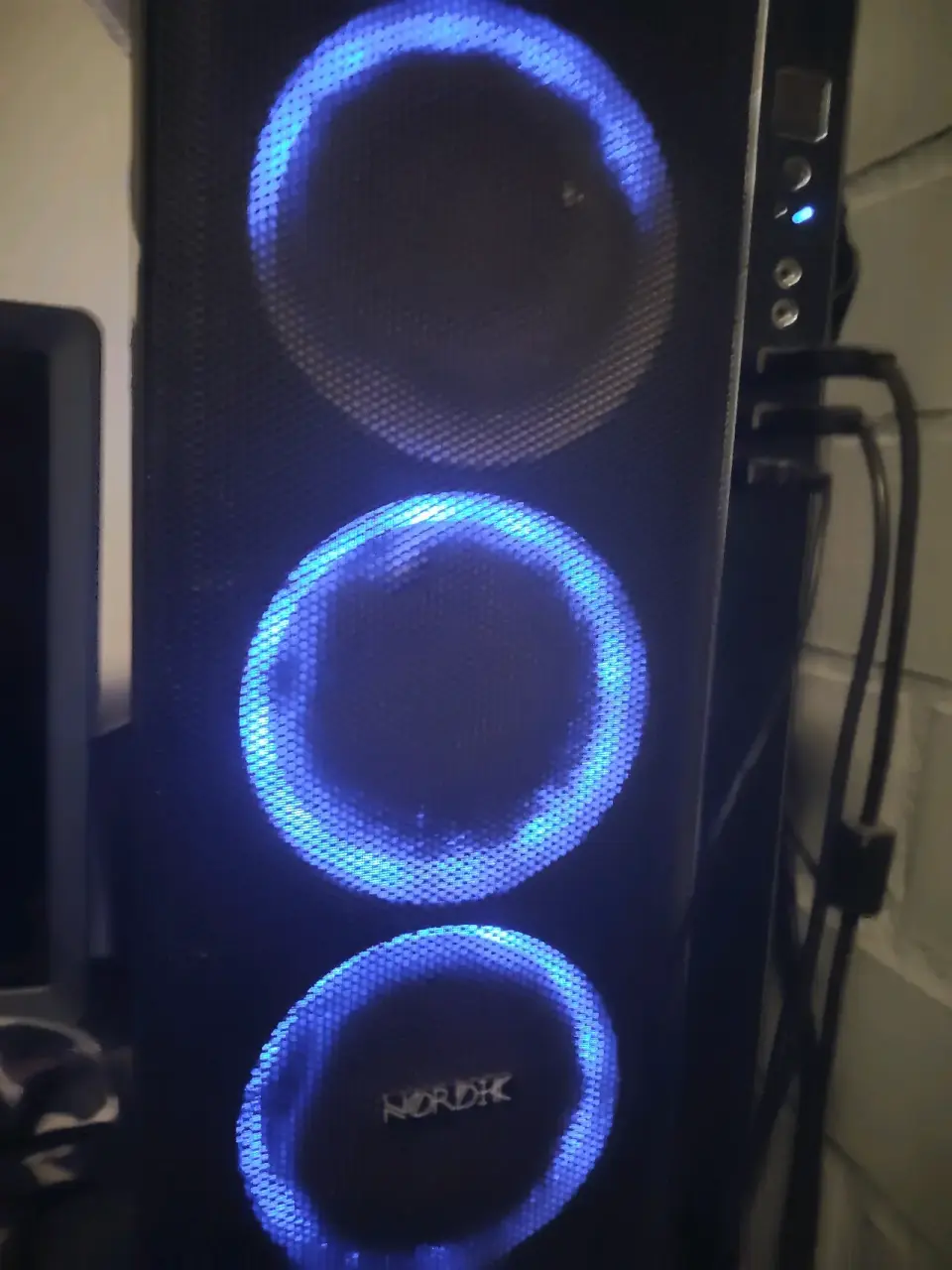 PC gamer con luces LED - miniatura 2