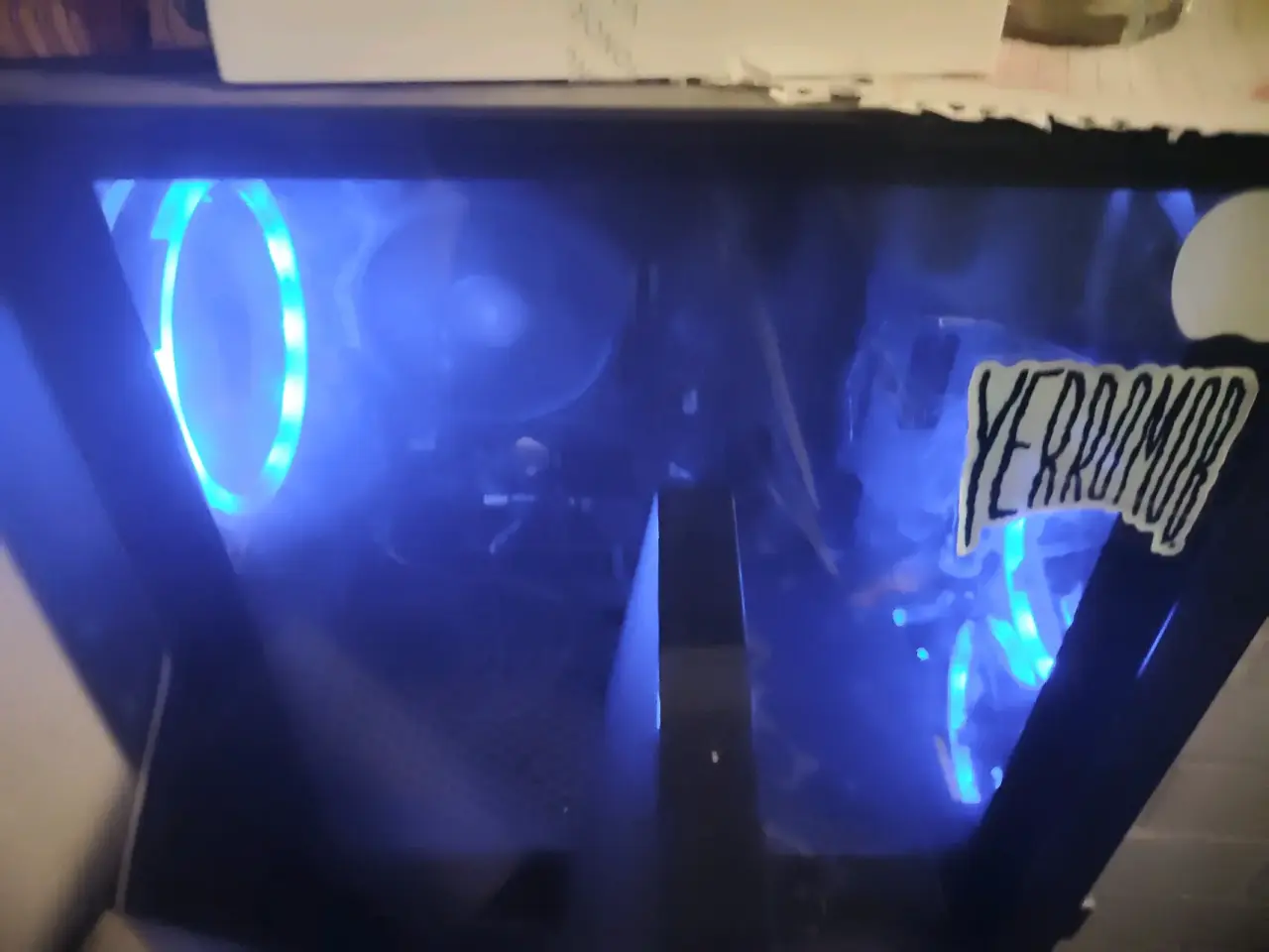PC gamer con luces LED - miniatura 3