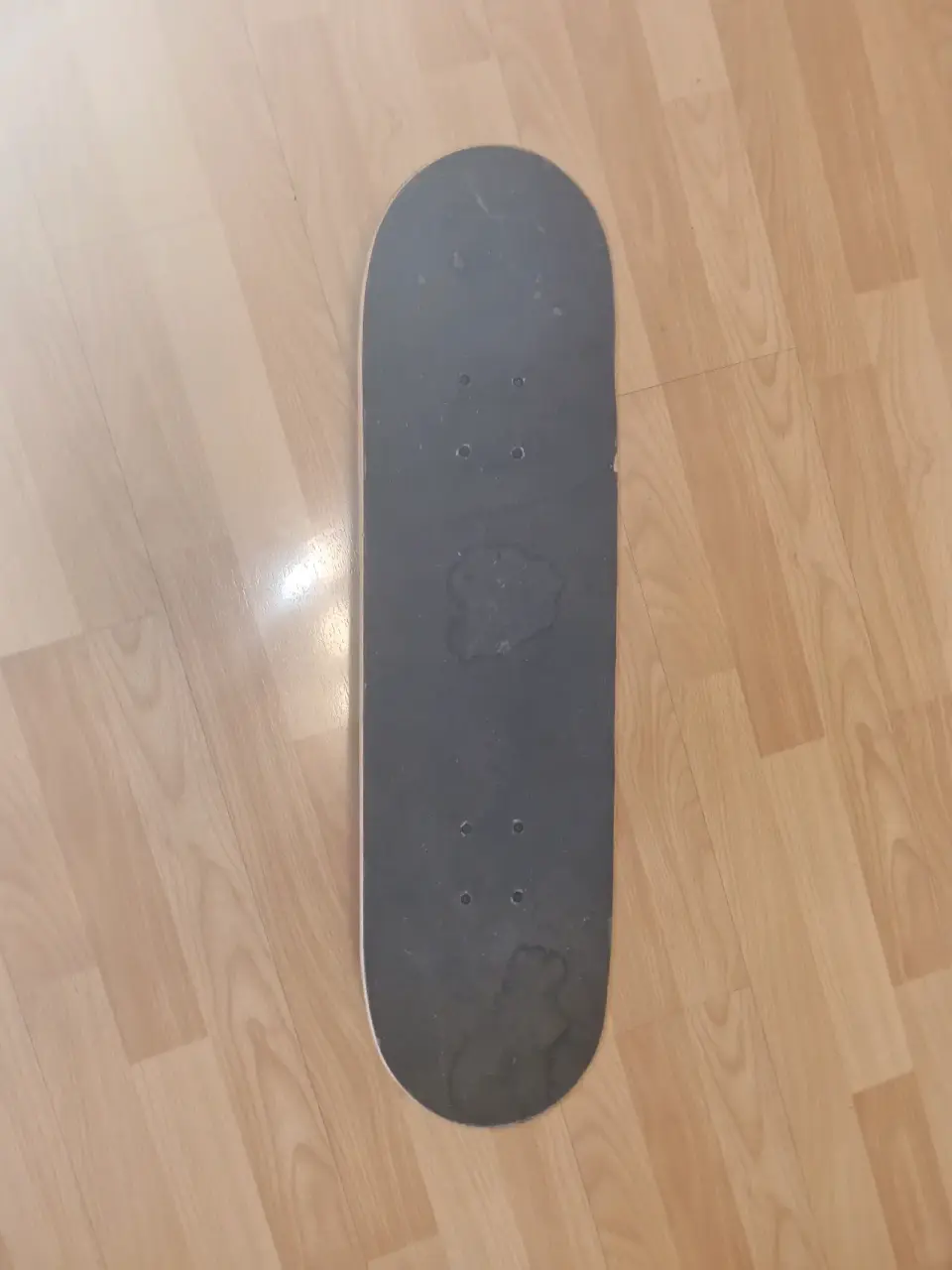 Skateboard con diseño gráfico - miniatura 2