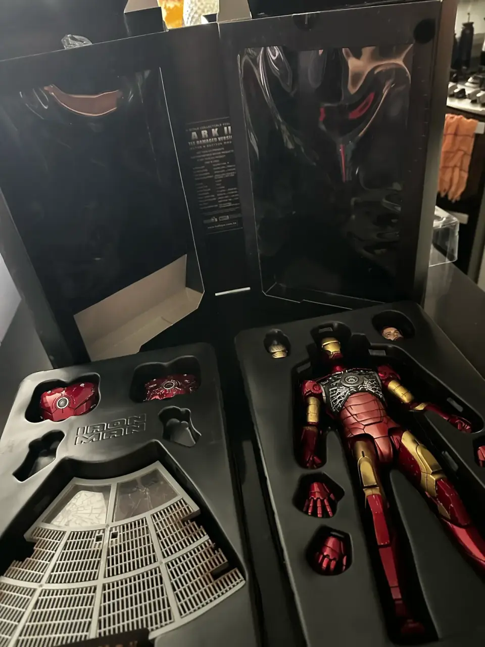 Iron Man Mark III Battle Damaged - miniatura 4