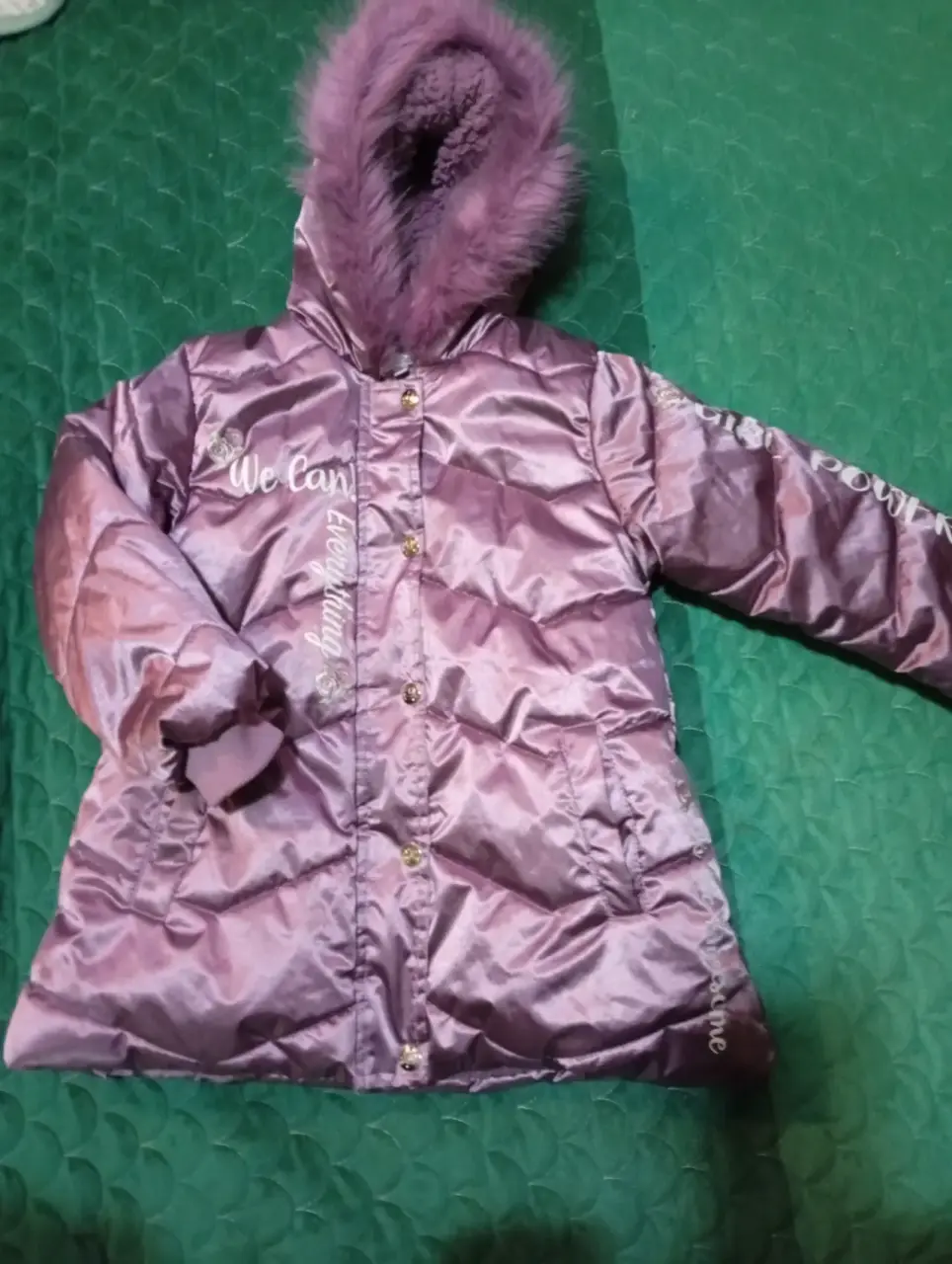 Chaqueta morada con capucha
