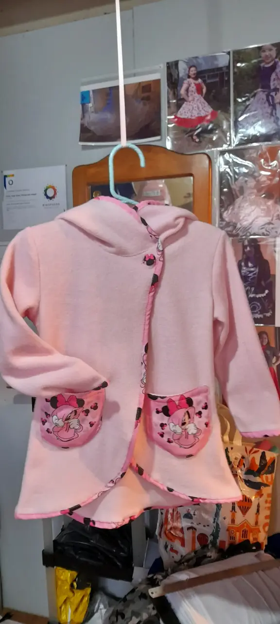Abrigo infantil rosado con capucha - miniatura 1