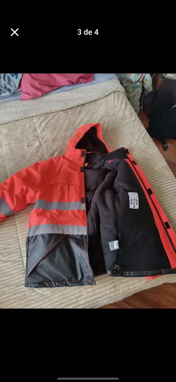 Chaqueta impermeable roja con capucha - miniatura 1