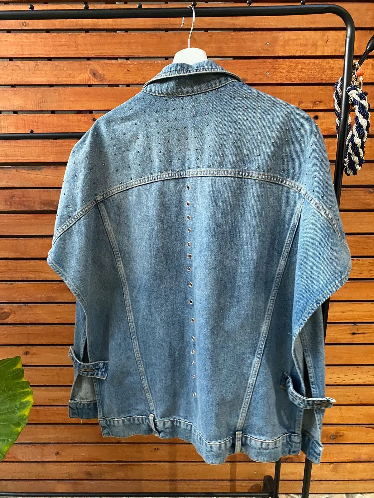 Chaqueta de mezclilla con tachas - miniatura 2
