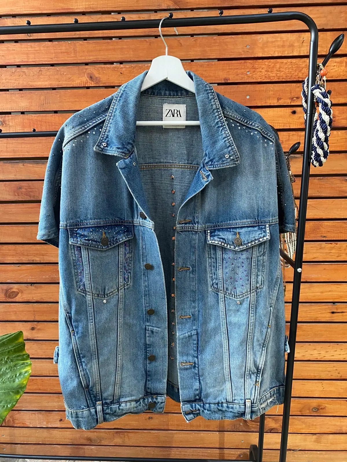 Chaqueta de mezclilla con tachas - miniatura 3