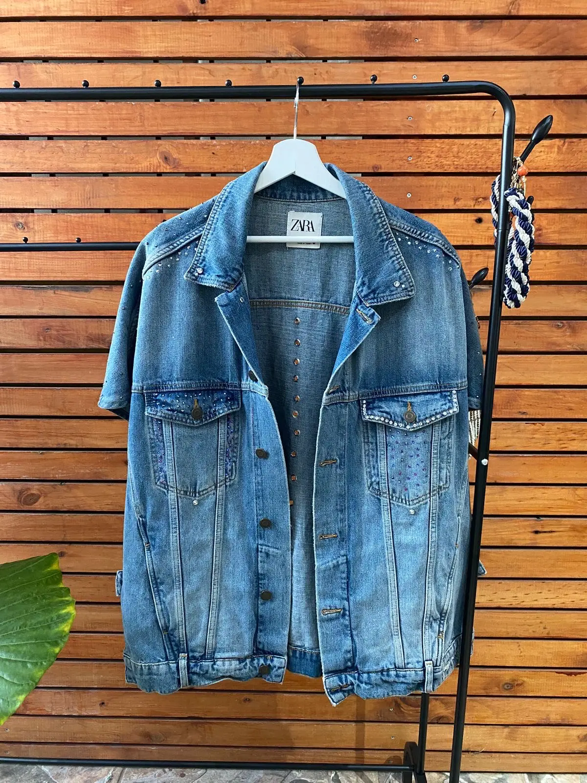Chaqueta de mezclilla con tachas - miniatura 4