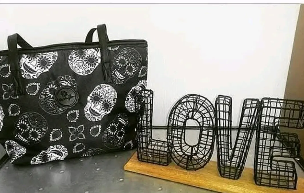 Bolso negro con calaveras - miniatura 2