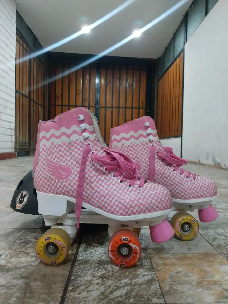 Patines rosados con casco negro - miniatura 2