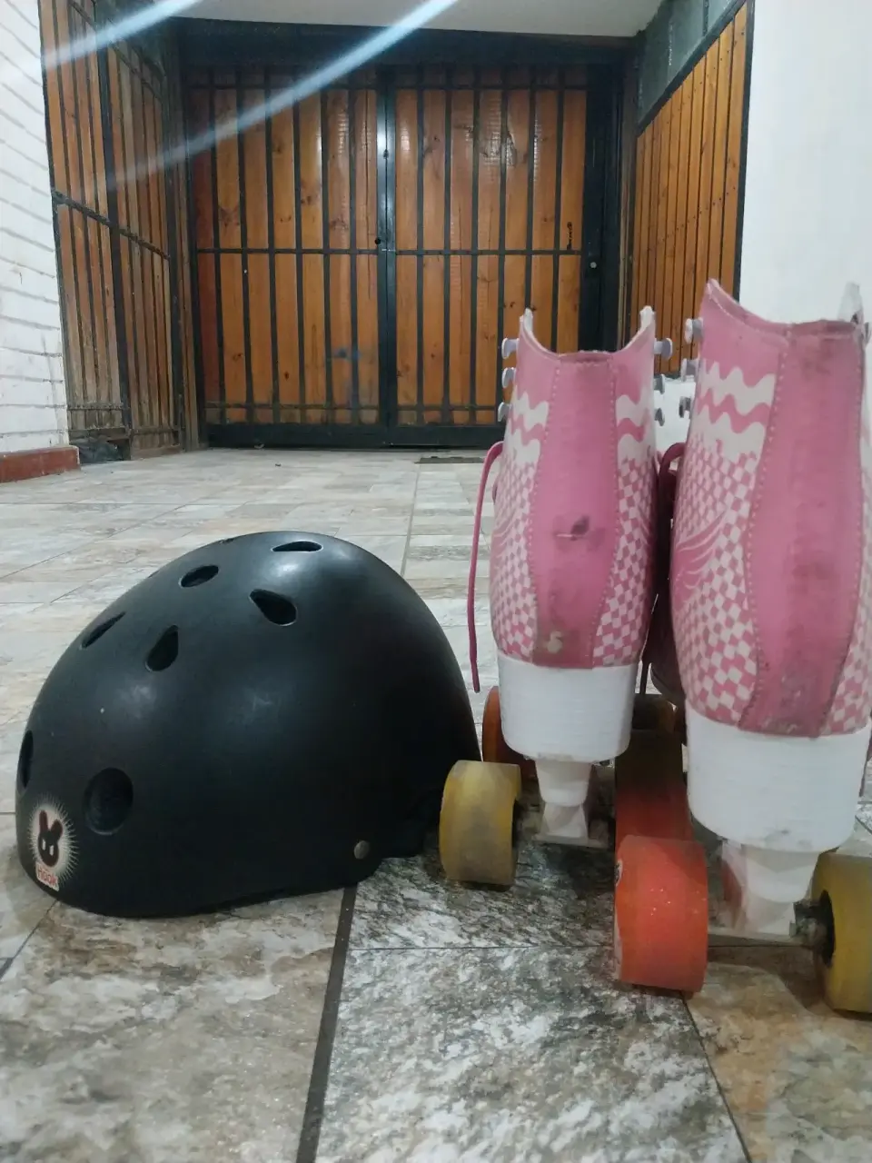 Patines rosados con casco negro - miniatura 3