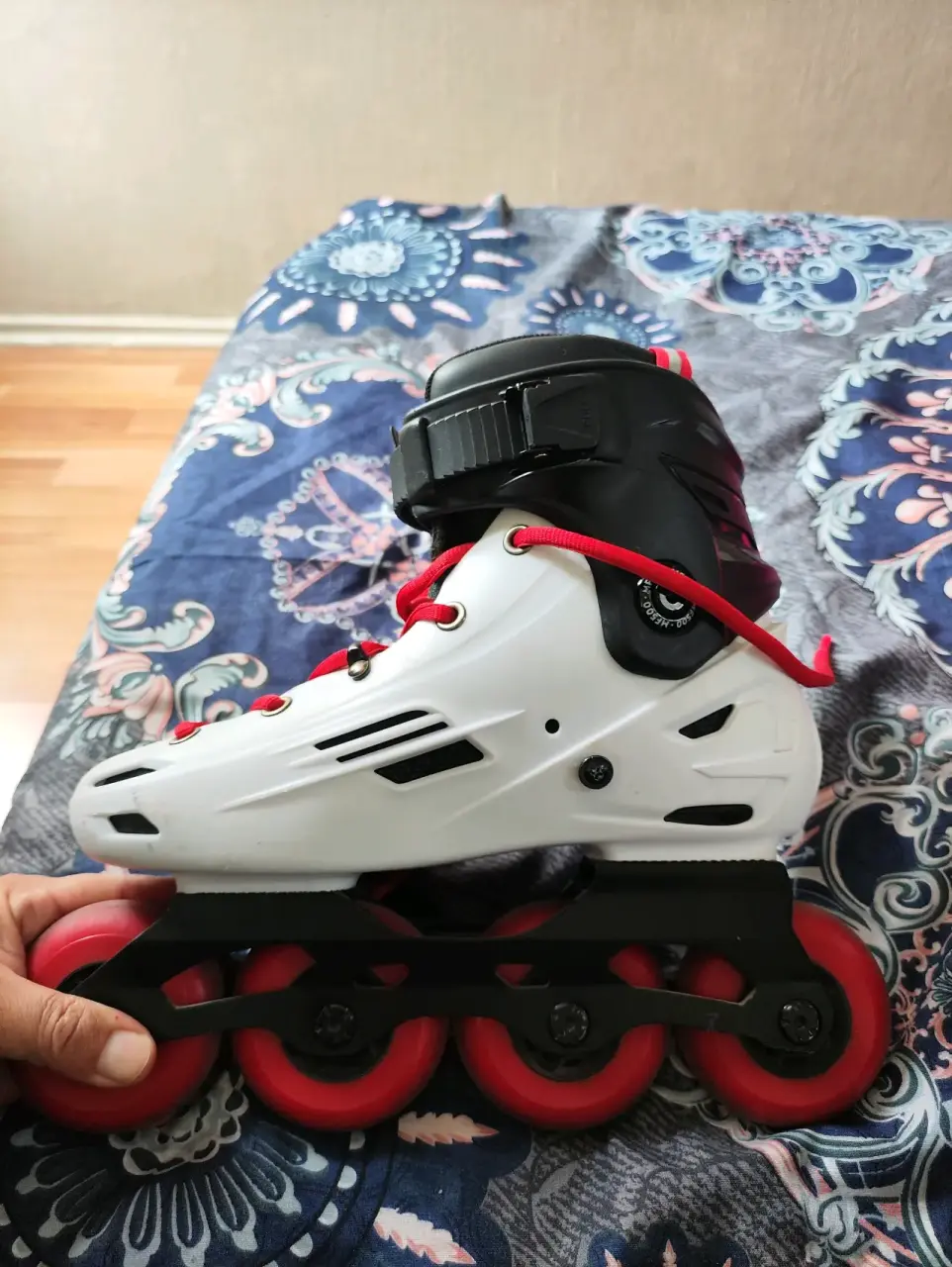 Patines en línea blancos con rojo - miniatura 1