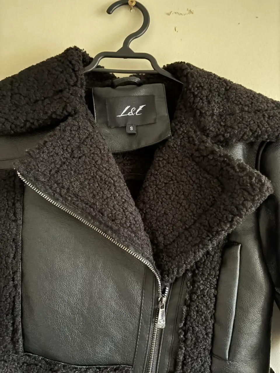 Chaqueta negra de cuero sintético talla S - miniatura 2