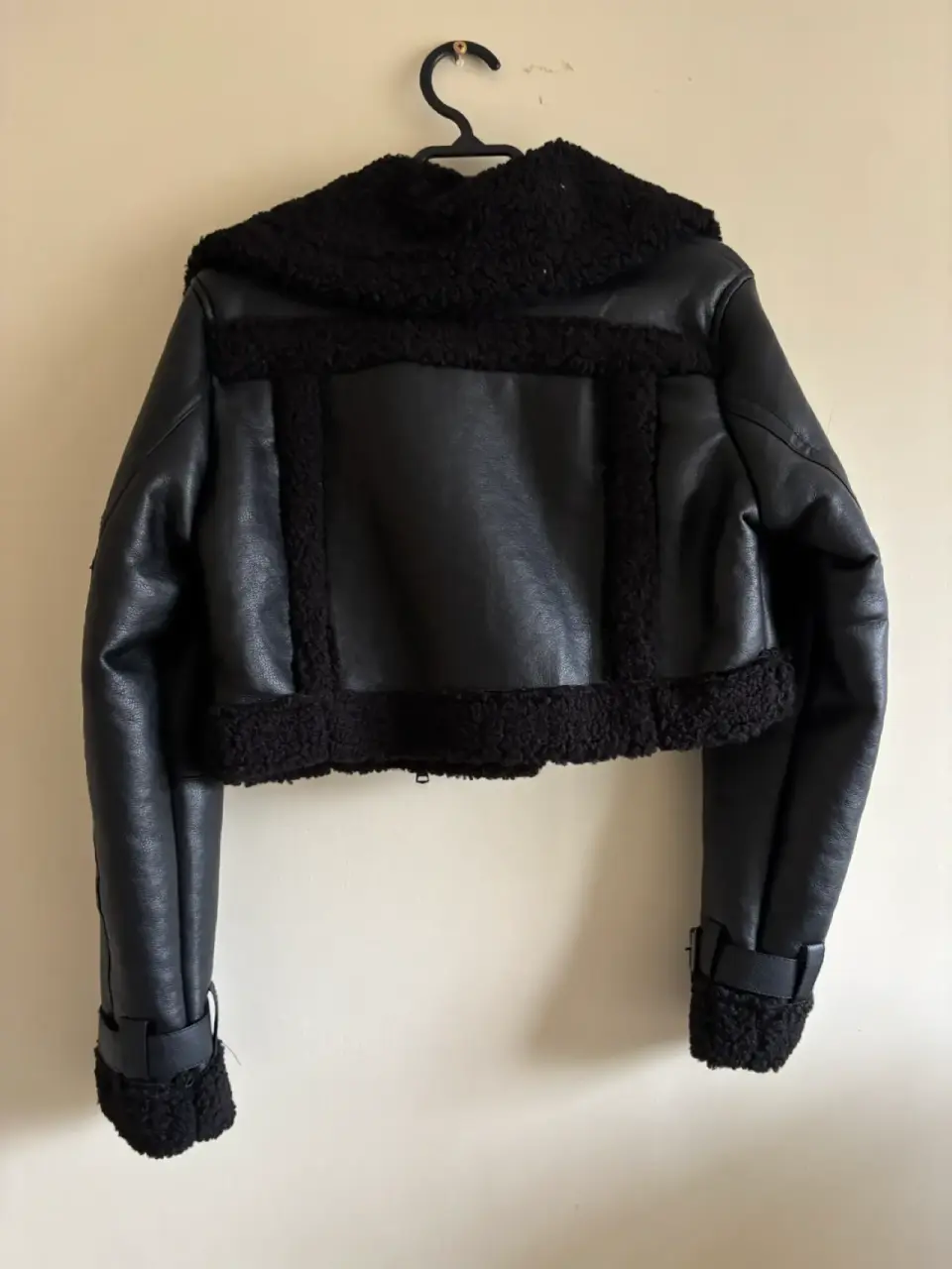 Chaqueta negra de cuero sintético talla S - miniatura 4