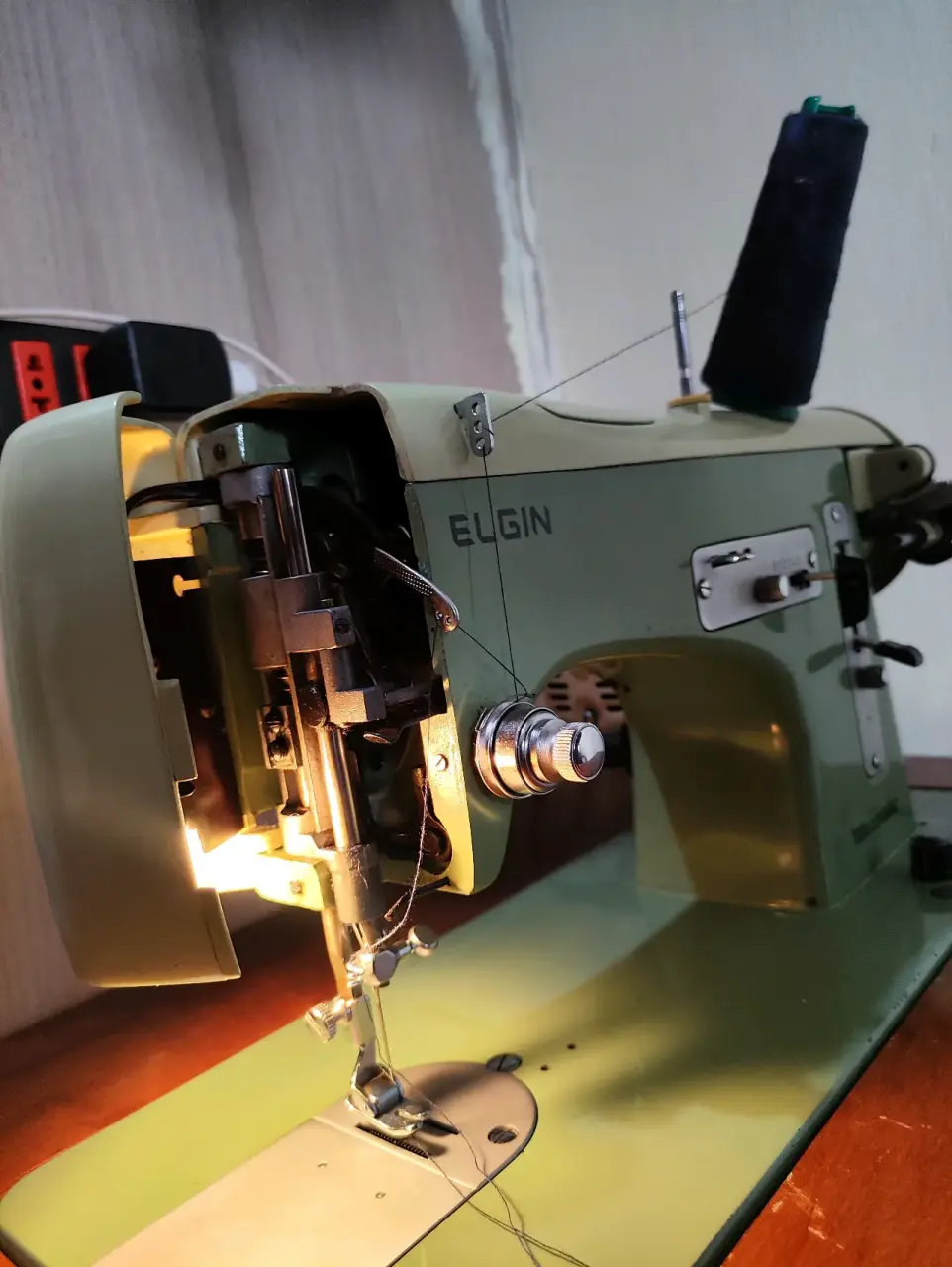 Máquina de coser Elgin verde - miniatura 2