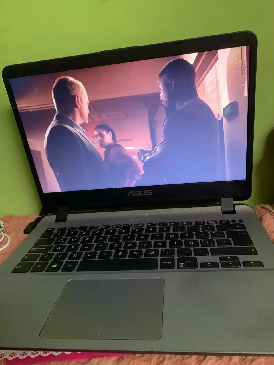 Laptop ASUS con cargador