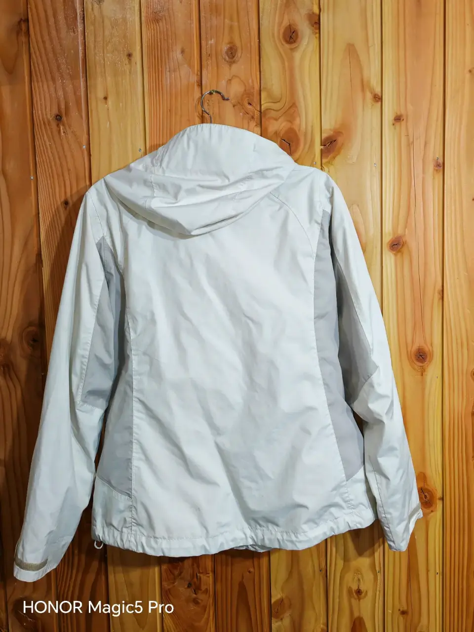 Chaqueta blanca con capucha - miniatura 2