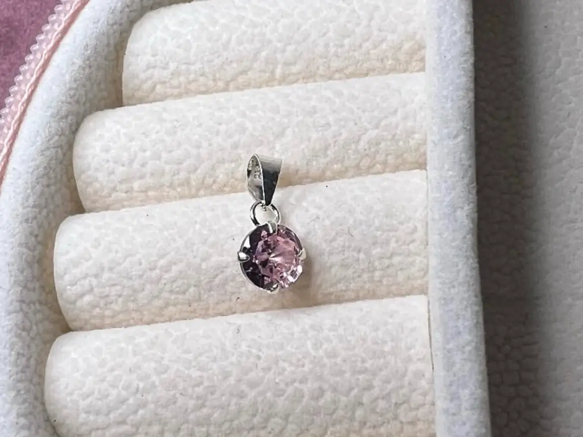 Dije plateado con cristal rosa
