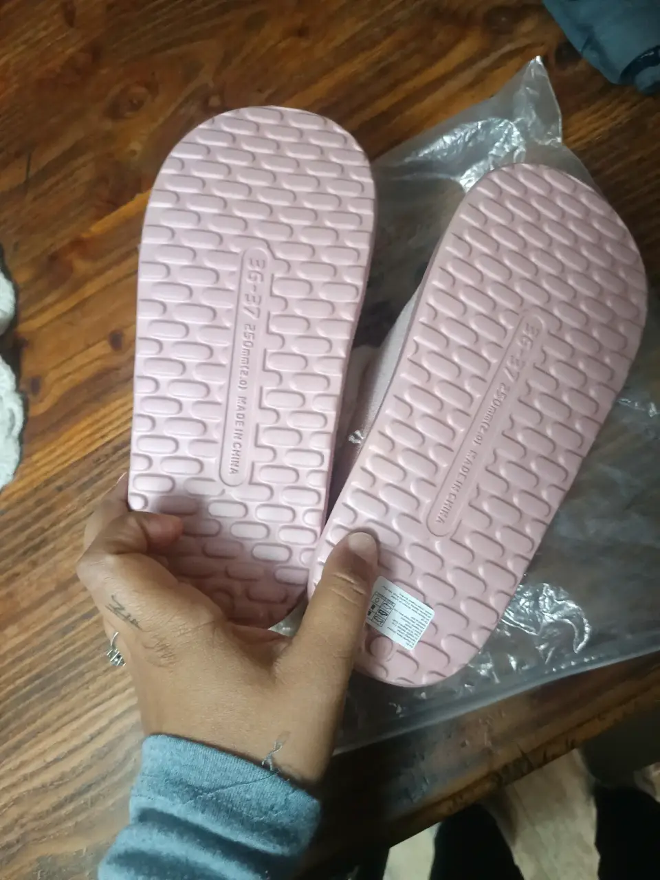 Pantuflas rosadas de felpa - miniatura 5