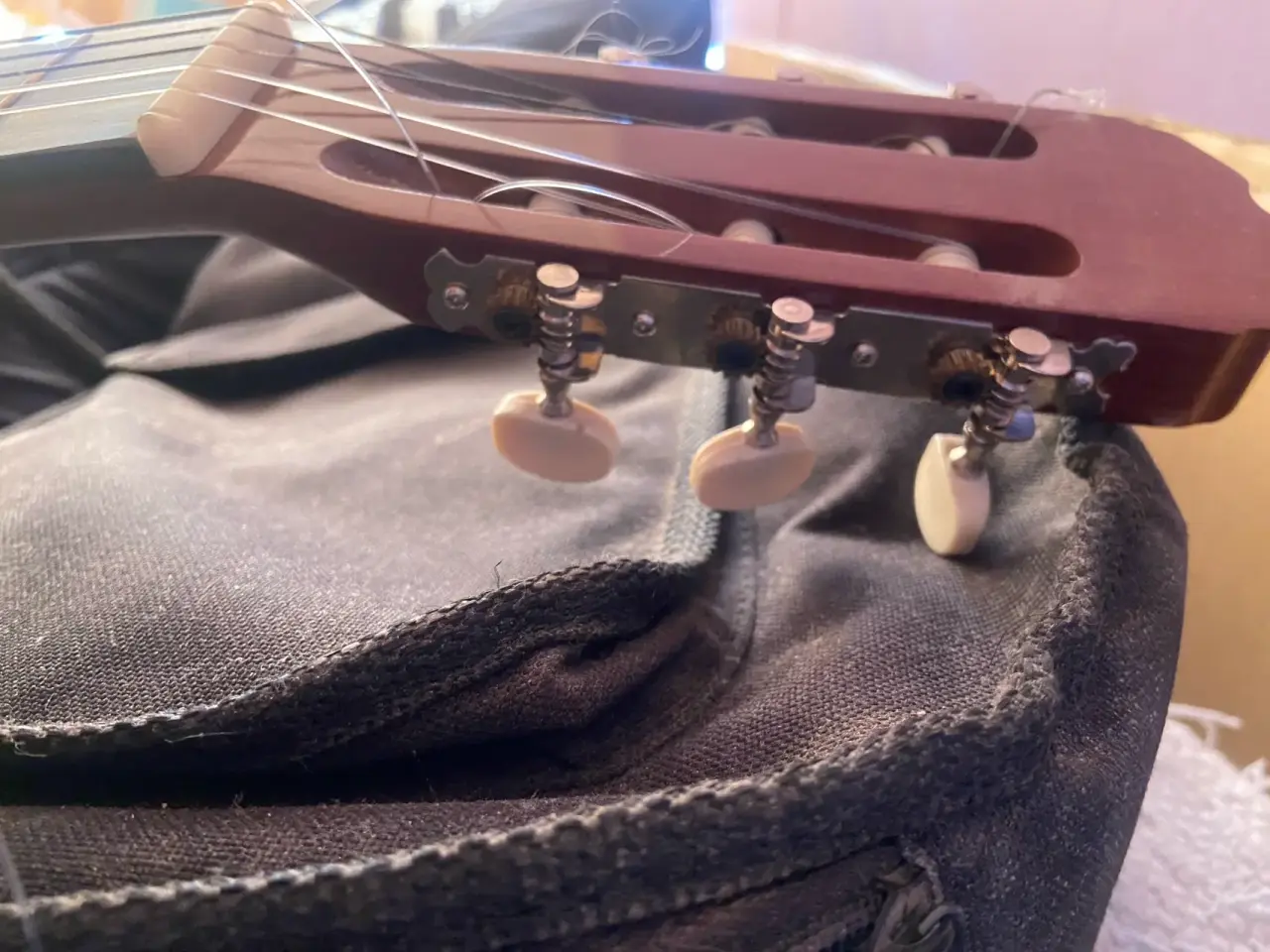 Guitarra clásica de madera - miniatura 1