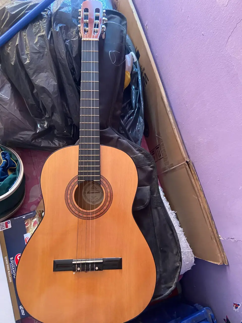 Guitarra clásica de madera - miniatura 2