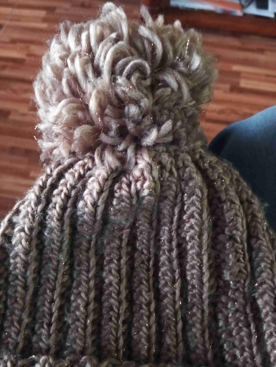 Gorro tejido marrón con pompón - miniatura 1