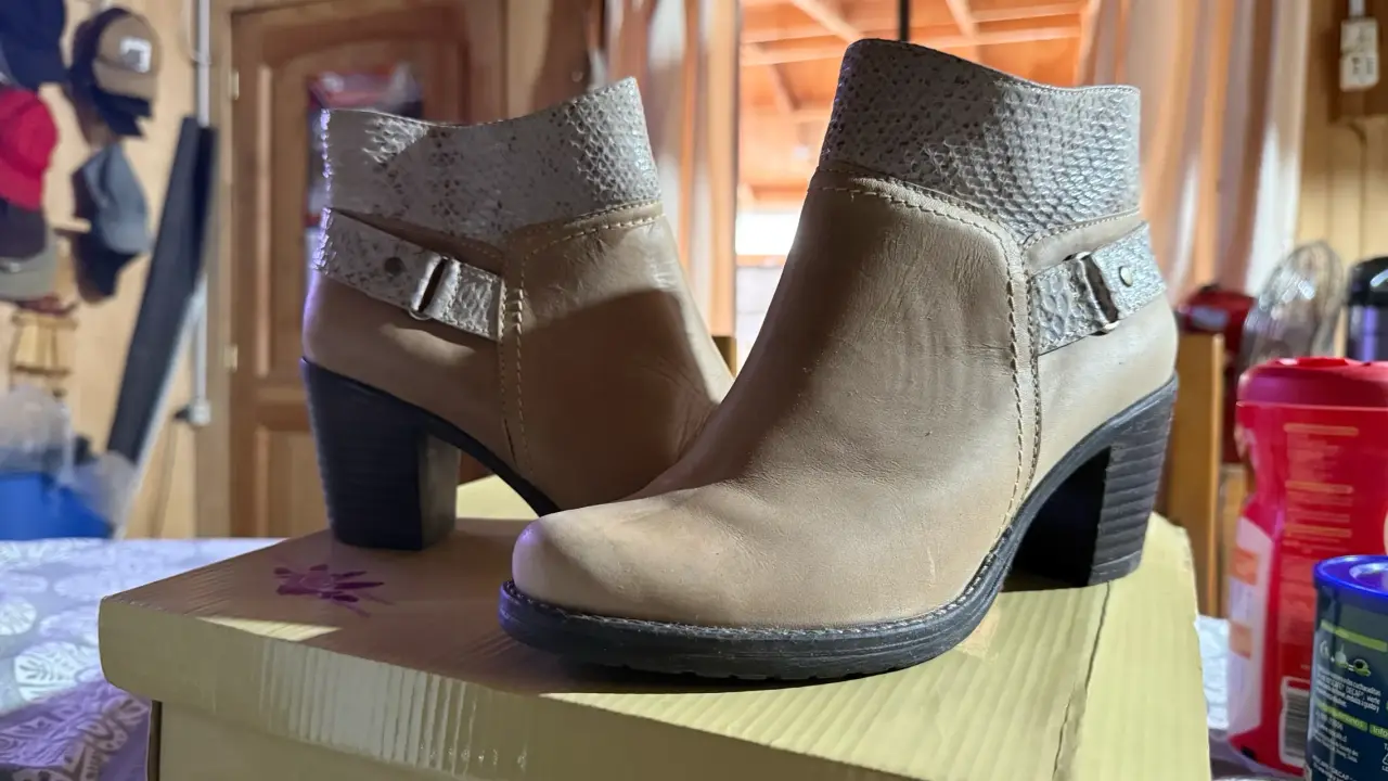 Botines beige con tacón alto de cuero