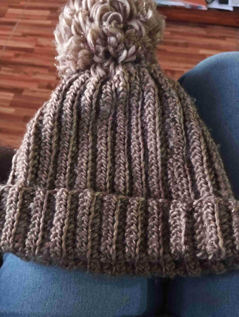 Gorro tejido marrón con pompón - miniatura 2