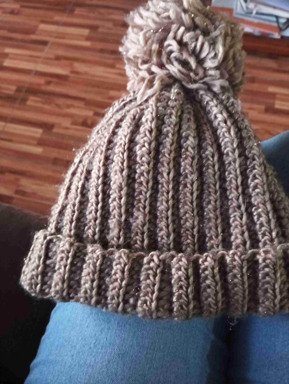 Gorro tejido marrón con pompón - miniatura 3