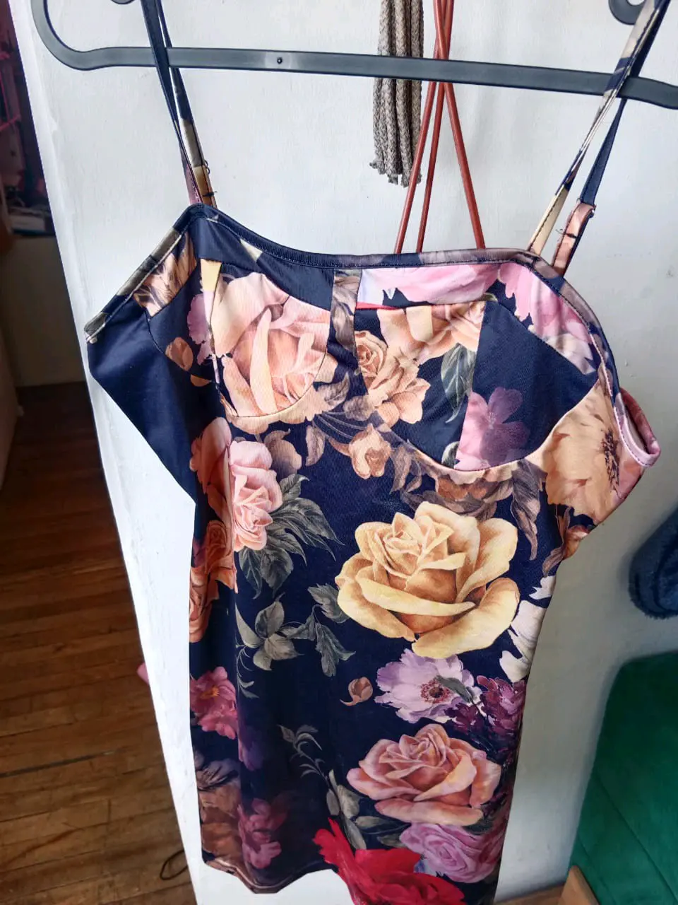 Vestido floral de tirantes - miniatura 2