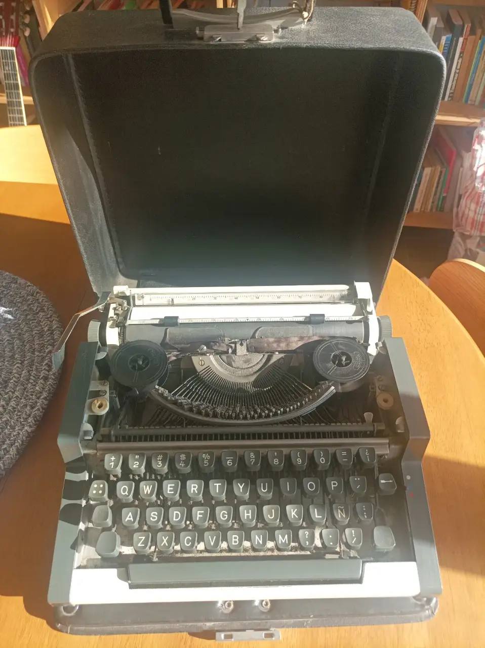 Máquina de escribir vintage portátil - miniatura 1