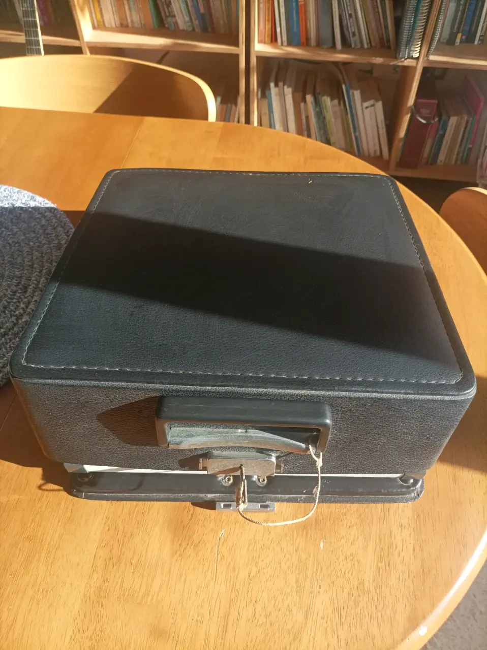 Máquina de escribir vintage portátil - miniatura 2