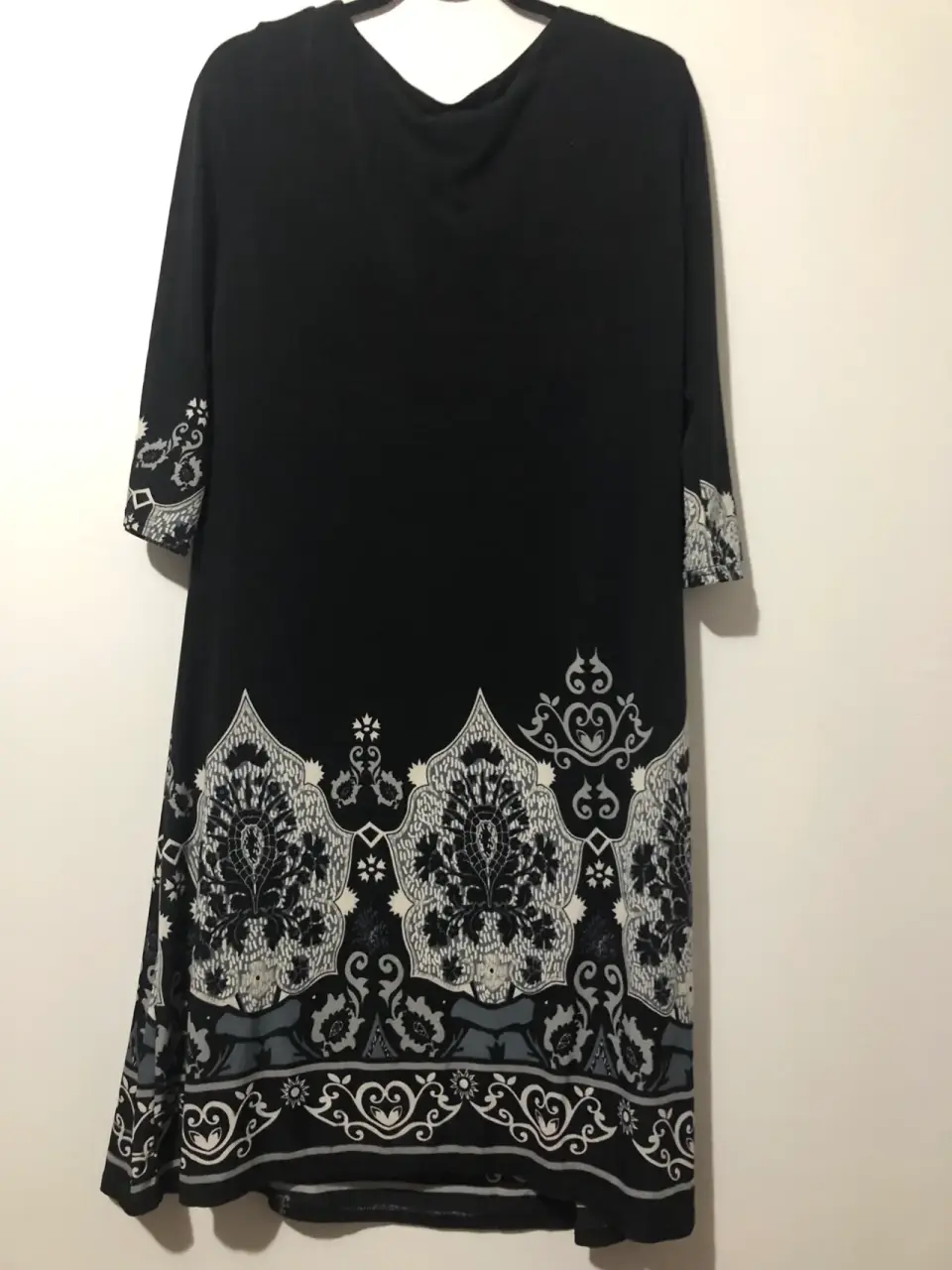 Vestido negro con estampado blanco - miniatura 2