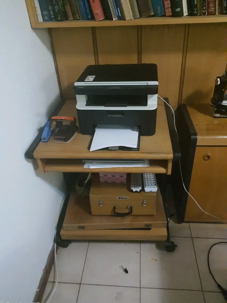 Escritorio de madera clásico - miniatura 2