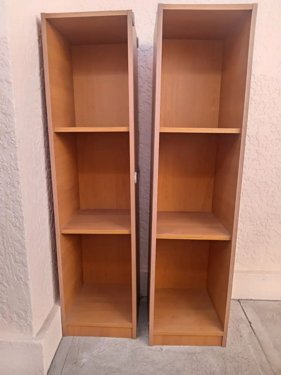 Estantes altos de madera