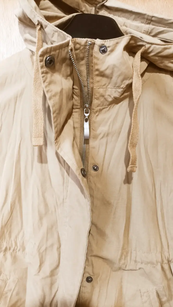 Parka tipo cortavientos beige con capucha - miniatura 2