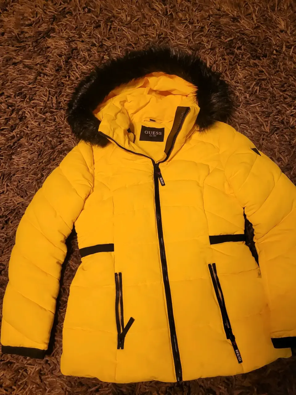 Chaqueta amarilla Guess con capucha - miniatura 1