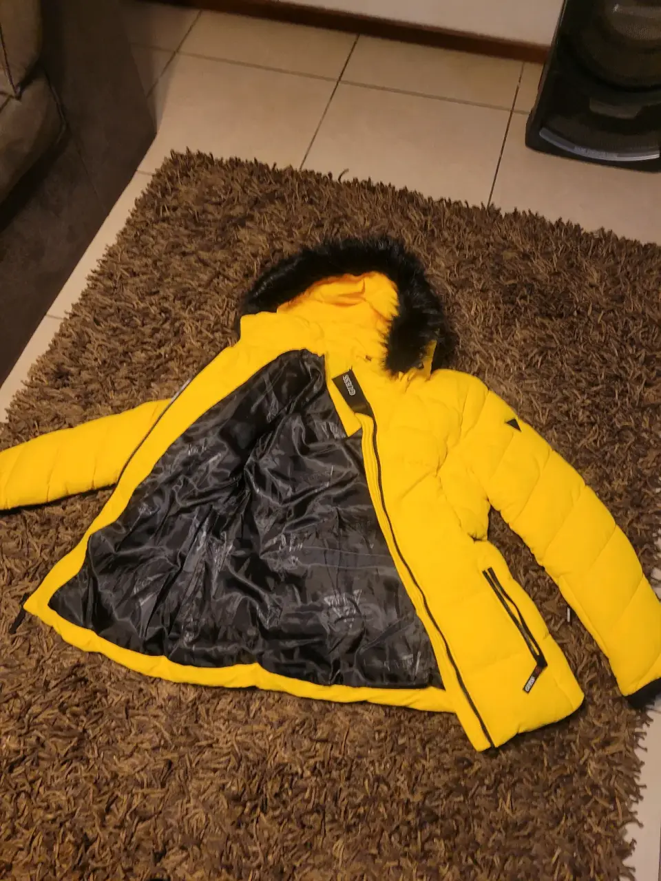 Chaqueta amarilla Guess con capucha - miniatura 3