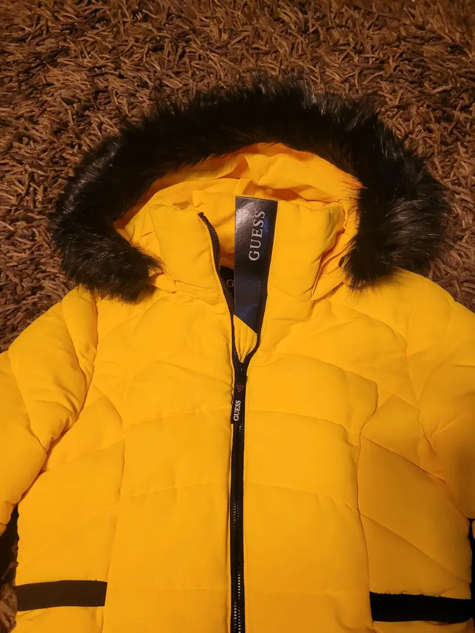 Chaqueta amarilla Guess con capucha - miniatura 4