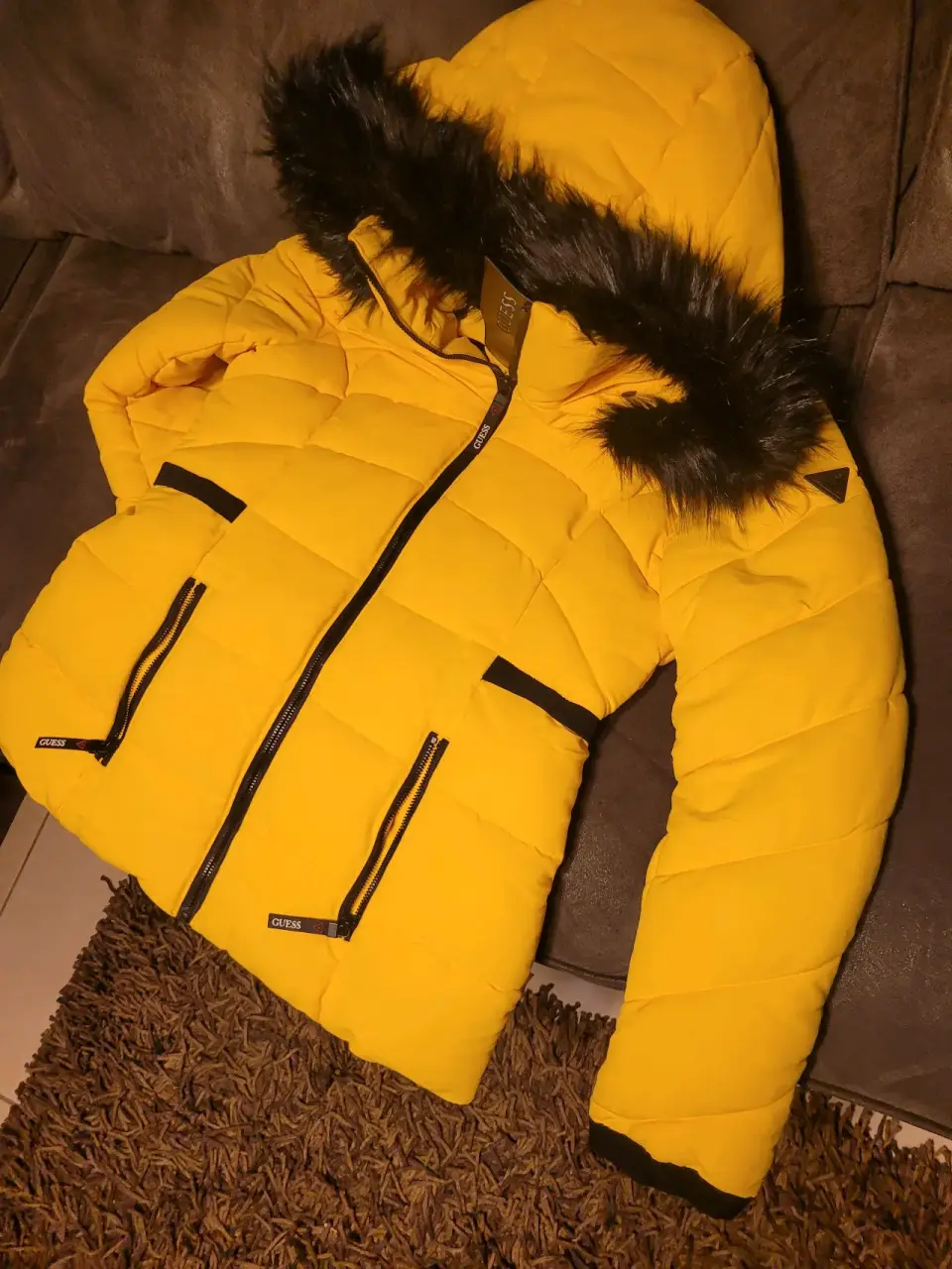 Chaqueta amarilla Guess con capucha - miniatura 6