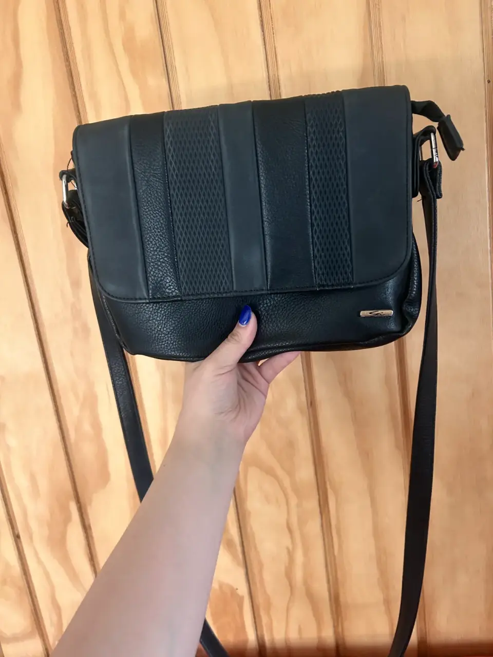 Cartera negra marca Sei