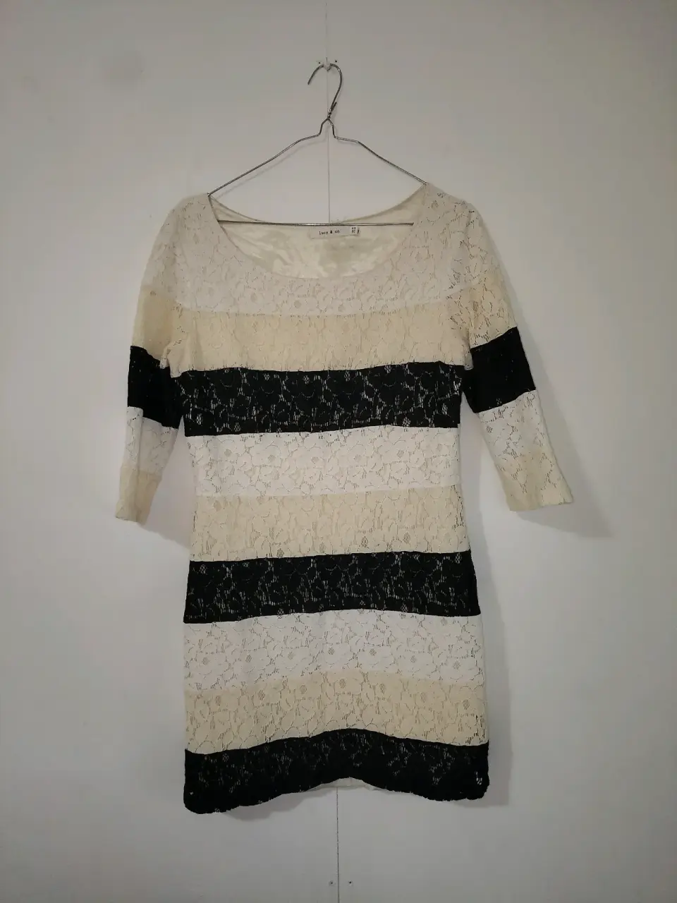 Vestido de encaje a rayas