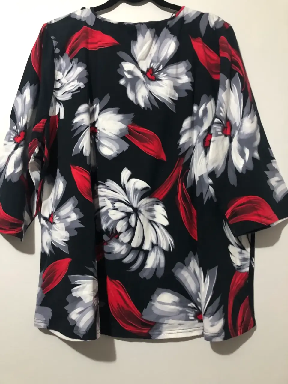 Blusa floral negra y roja - miniatura 2