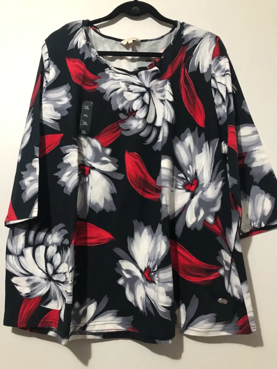 Blusa floral negra y roja - miniatura 3