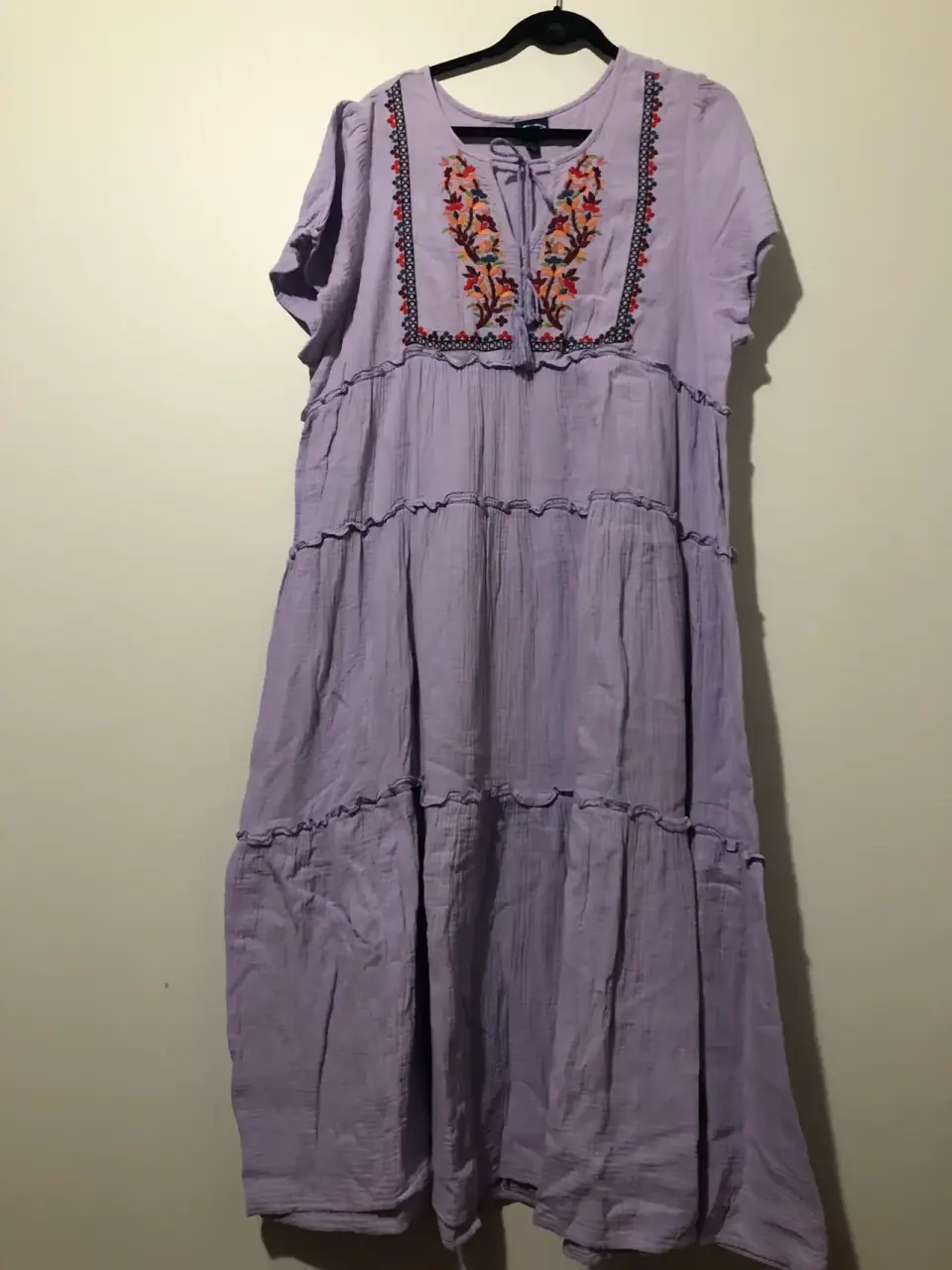 Vestido morado con bordado floral - miniatura 1